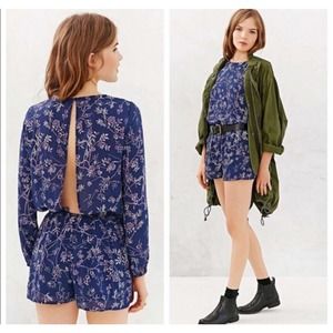 Lucca Couture Womens Size Medium Long Sleeve Keyhole Back Lightweight Romper